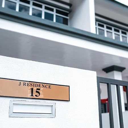 J Residence Banting  Eksteriør billede