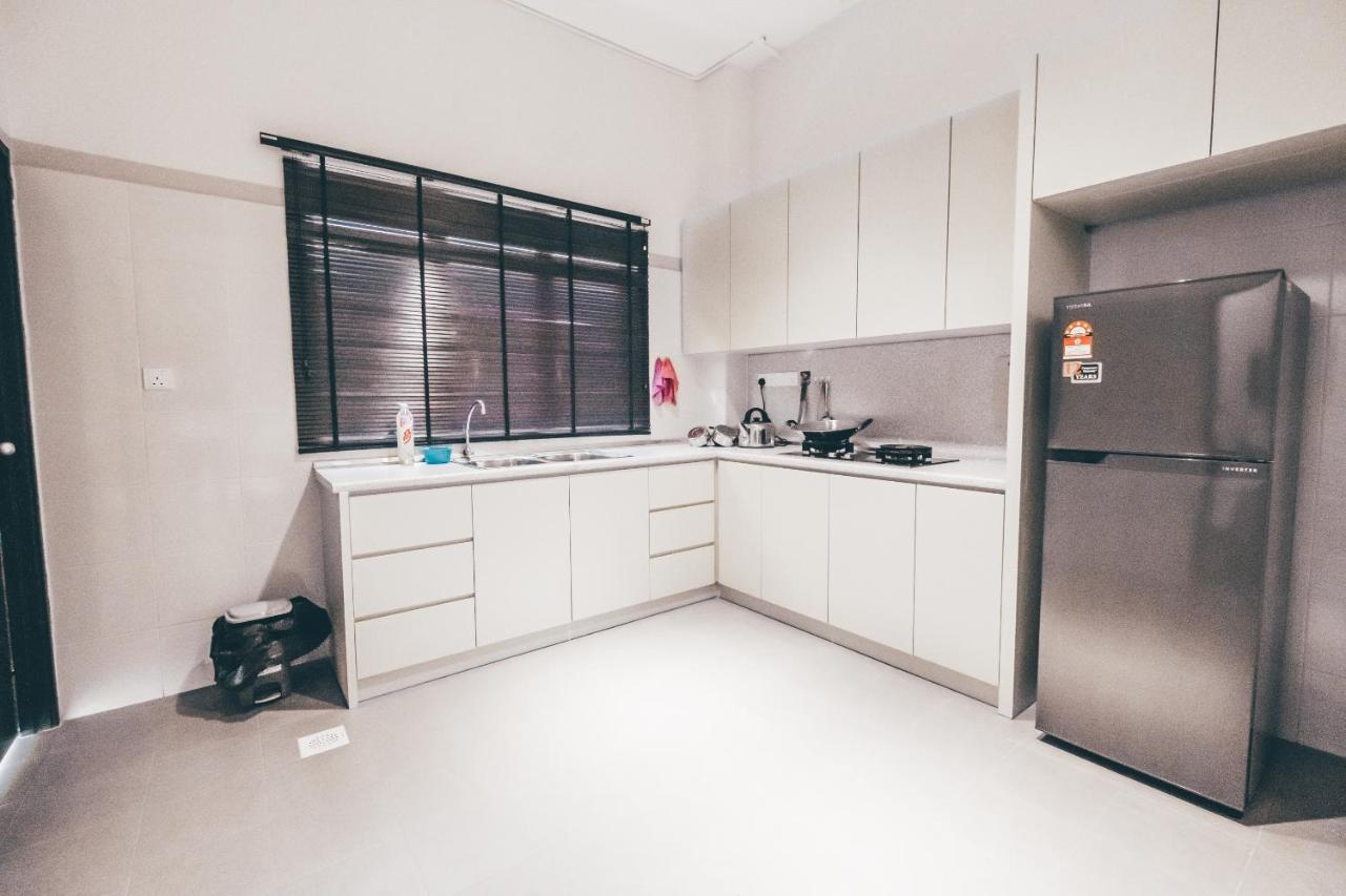 J Residence Banting  Eksteriør billede